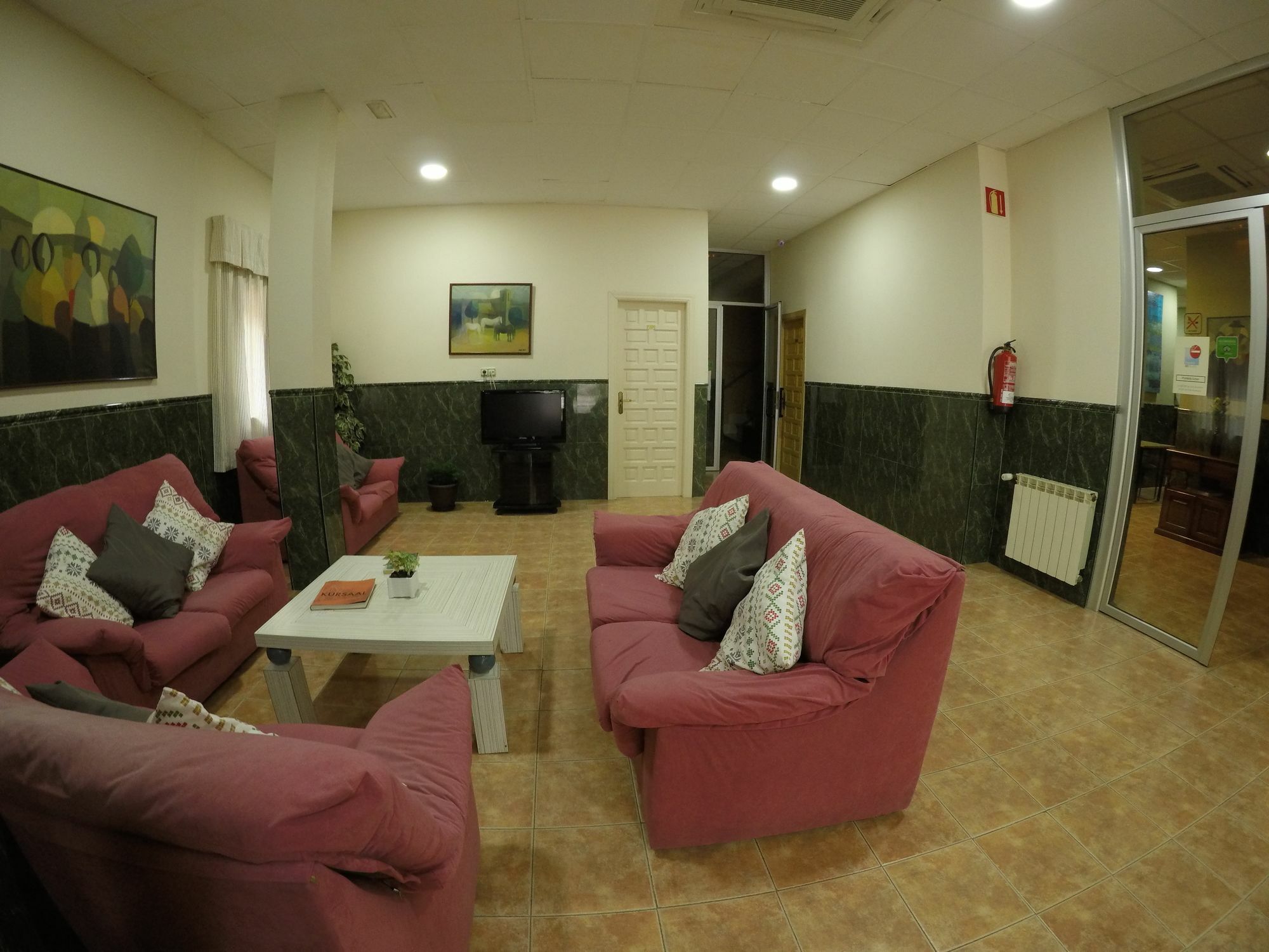 Hostal La Casa De Enfrente Malaga Exterior photo